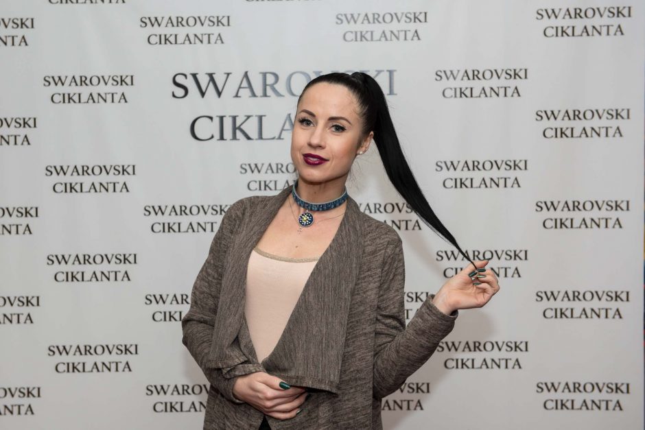 „Swarovski“ kristalų sužavėti: atlikėjas Mino puoš garso kolonėles