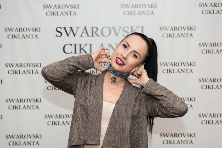 „Swarovski“ kristalų sužavėti: atlikėjas Mino puoš garso kolonėles