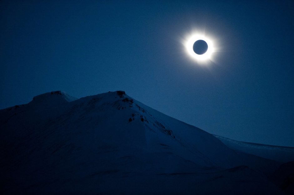 Atokiose Arkties salose entuziastai stebėjo visišką saulės užtemimą