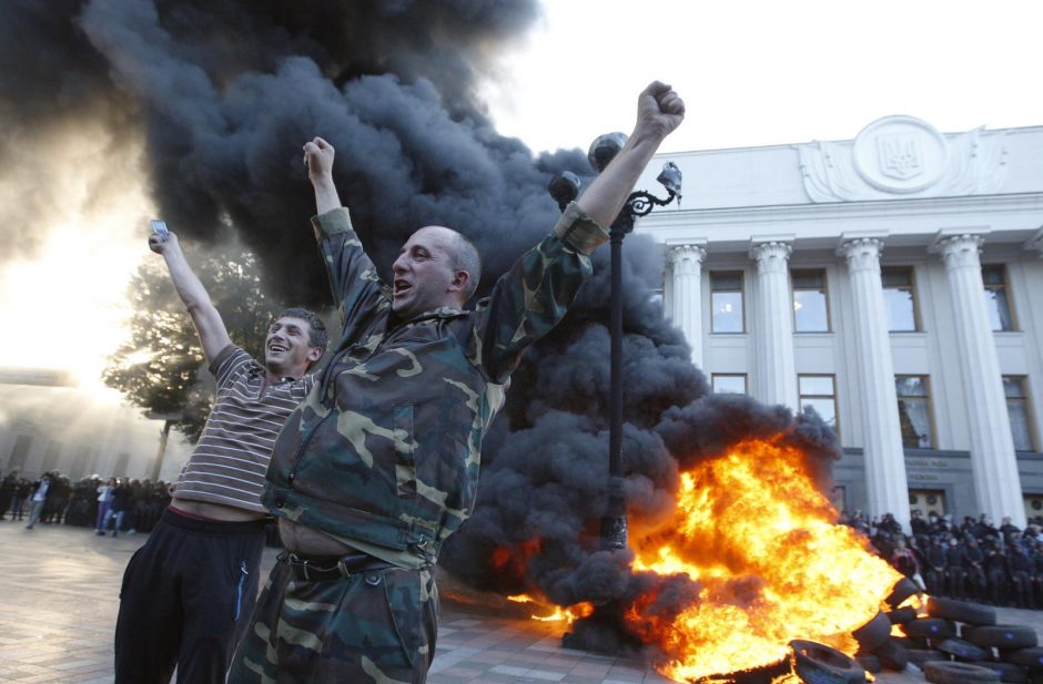 Prie Ukrainos Rados per demonstraciją dėl liustracijos įstatymo kilo susirėmimai