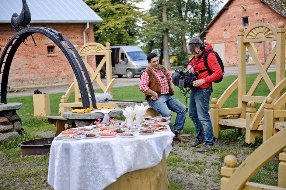 Internautus linksmina filmukas, kaip V. Cololo kalba su 200 karvių