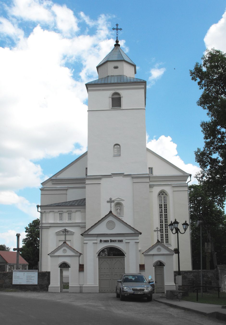 Baigta Veliuonos Vytautinės bažnyčios pamatų ir fasadų tvarkyba