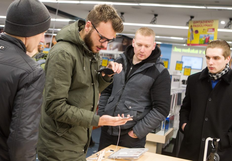 Geidžiamiausias metų telefonas sutraukė minią gerbėjų