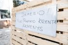 Laisvės alėjoje nuo pastato krenta akmenys