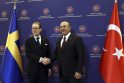 Turkijos užsienio reikalų ministras Mevlut Cavusoglu (dešinėje) ir Švedijos užsienio reikalų ministras Tobias Billstrom (kairėje)