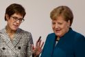 Annegret Kramp-Karrenbauer (kairėje) ir Angela Merkel