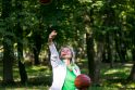 Lina Dambrauskaitė-Sabaliauskienė vietoje, kur buvo įkurta pirmoji krepšinio aikštelė Lietuvoje