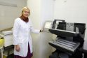 Pa­žan­gu: gy­dy­to­ja J.Če­sie­nė ro­do li­go­ni­nės įsi­gy­tą nau­jau­sią Wald­mann vie­ti­nės fo­to­te­ra­pi­jos sis­te­mą.