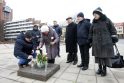 Atminimas: po 30 metų nuo V.Vičiulio žūties jo našlė ir draugai susitiko prie susideginimo vietą žyminčio paminklo.