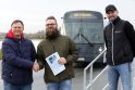 Vertė: po galimybės pavairuoti elektroautobusą kursų dalyviams įteikiami pažymėjai, kurie, pasak M.Ramono (pirmas iš dešinės), tampa privalumu norint įsidarbinti.