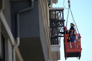 Kalifornijoje nukritus daugiabučio balkonui žuvo šeši studentai