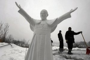 Lenkų gydytojai rūpinasi vaiku, kuris buvo rastas šaltyje