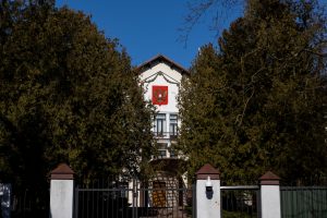 Latvija neketina uždaryti Rusijos ambasados Rygoje