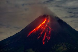 Rytų Indonezijoje ugnikalnio išsiveržimas nusinešė mažiausiai 10 gyvybių