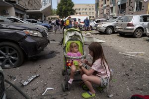 Per masinę rusų ataką Ukrainoje žuvo mažiausiai 24 žmonės, smogta vaikų ligoninei Kyjive