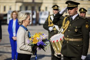 U. von der Leyen Kyjive pagerbė žuvusius Ukrainos gynėjus