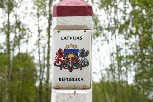 Latvijoje vyras su vaiku irklente perplaukė Zilupės upę į Rusiją