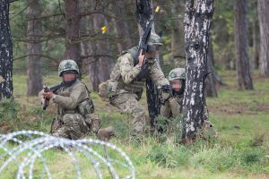 Ukraina reagavo į raginimus mažinti šauktinių amžių: jų nėra kuo apginkluoti