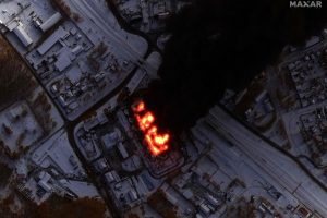 Ukraina dronais atakavo kelias Rusijos naftos perdirbimo gamyklas