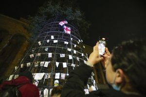 Ne metas švęsti: protestai privertė Tbilisį Kalėdų eglutę įžiebti be ceremonijos