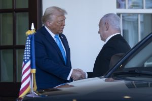 Netanyahu padovanojo Trumpui auksinį pranešimų gaviklį