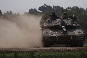 „Hamas“ sveikatos apsaugos ministerija: Izraelio tankai Gazos Ruože šaudo į ligoninę