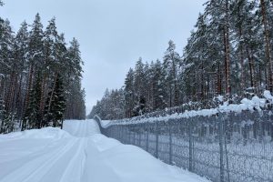 Latvija baigia tiesti fizinį barjerą pasienyje su Baltarusija