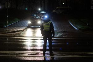 Tauragėje patikrinimui sustabdę automobilį pareigūnai rado galimai narkotinių medžiagų