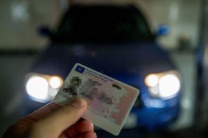 Moteris, ketindama registruoti automobilį, pateikė suklastotą vairuotojo pažymėjimą