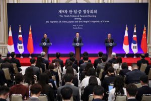 Pietų Korėja, Kinija ir Japonija viršūnių susitikime pažadėjo stiprinti bendradarbiavimą