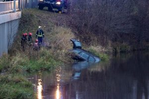 Marijampolėje nuskendo į tvenkinį nuriedėjęs automobilis