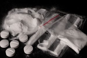 Klaipėdoje pas vyrus rasta galimai narkotikų: paimtas švirkštas, buteliukai su skysčiu, tabletės