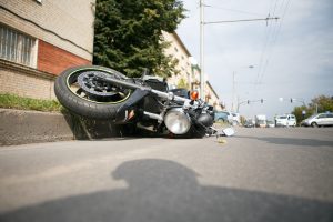 Vilniuje per susidūrimą su automobiliu nukentėjo motociklininkas