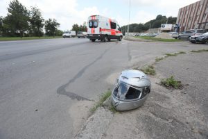 Vilniuje automobilis sužalojo motoroleriu važiavusį paauglį