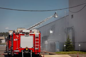 Joniškio rajone degė fabrikas – žmogus atsidūrė medikų rankose