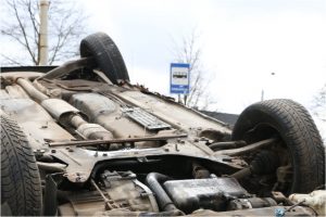Vilniuje girtas vairuotojas, neturintis teisės vairuoti automobilį, įlėkė į griovį ir apvirto