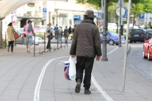 Būna ir taip: užpuolikas sumušė auką, apiplėšė, grąžino dalį daiktų ir vėl apvogė