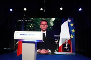 E. Macrono spaudos konferencija dėl pirmalaikių rinkimų nukelta į trečiadienį