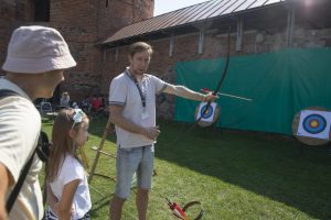 Šeimadienis prie Kauno pilies: šeimų nariai mokėsi šaudyti iš lanko