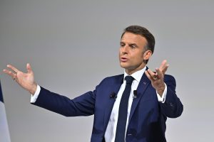 E. Macronas prašo visų, kas „gali pasakyti „ne“ kraštutinumams“, paramos rinkimuose