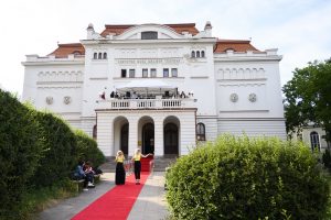 Žiniasklaida: Vilniaus senasis teatras į repertuarą grąžino dalį prorusiškų kūrėjų spektaklių 