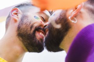 Prezidentas paragino homoseksualių asmenų poras užmėtyti akmenimis