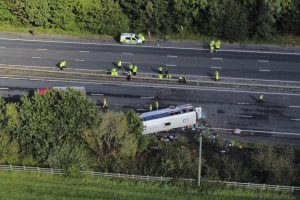 Netoli Liverpulio apvirto vaikus vežęs autobusas, žuvo vairuotojas ir 14-metė