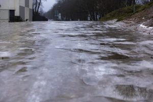 Kelininkai įspėja: naktį eismo sąlygas sunkins plikledis ir šlapdriba