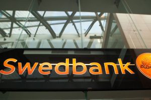 Netinkamai informuotiems klientams „Swedbank“ atlygins galimus nuostolius