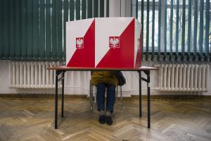Apklausa: PiS laimėjo Lenkijos rinkimus, bet daugumą gali įgyti opozicija