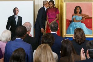 Baltuosiuose rūmuose pagaliau pristatyti oficialūs Obamų portretai