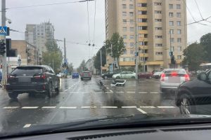 Audra Vilniuje verčia ne tik medžius – vėjas nuplėšė ir šviesoforą