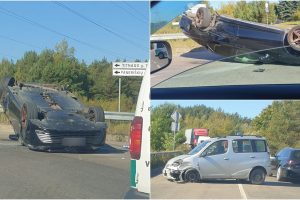 Sostinėje – dviejų „Toyota“ avarija: po smūgio vienas automobilis apvirto