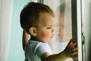 Prakalbo apie pavojus namuose: kada į duris gali pasibelsti vaiko teisių specialistai?